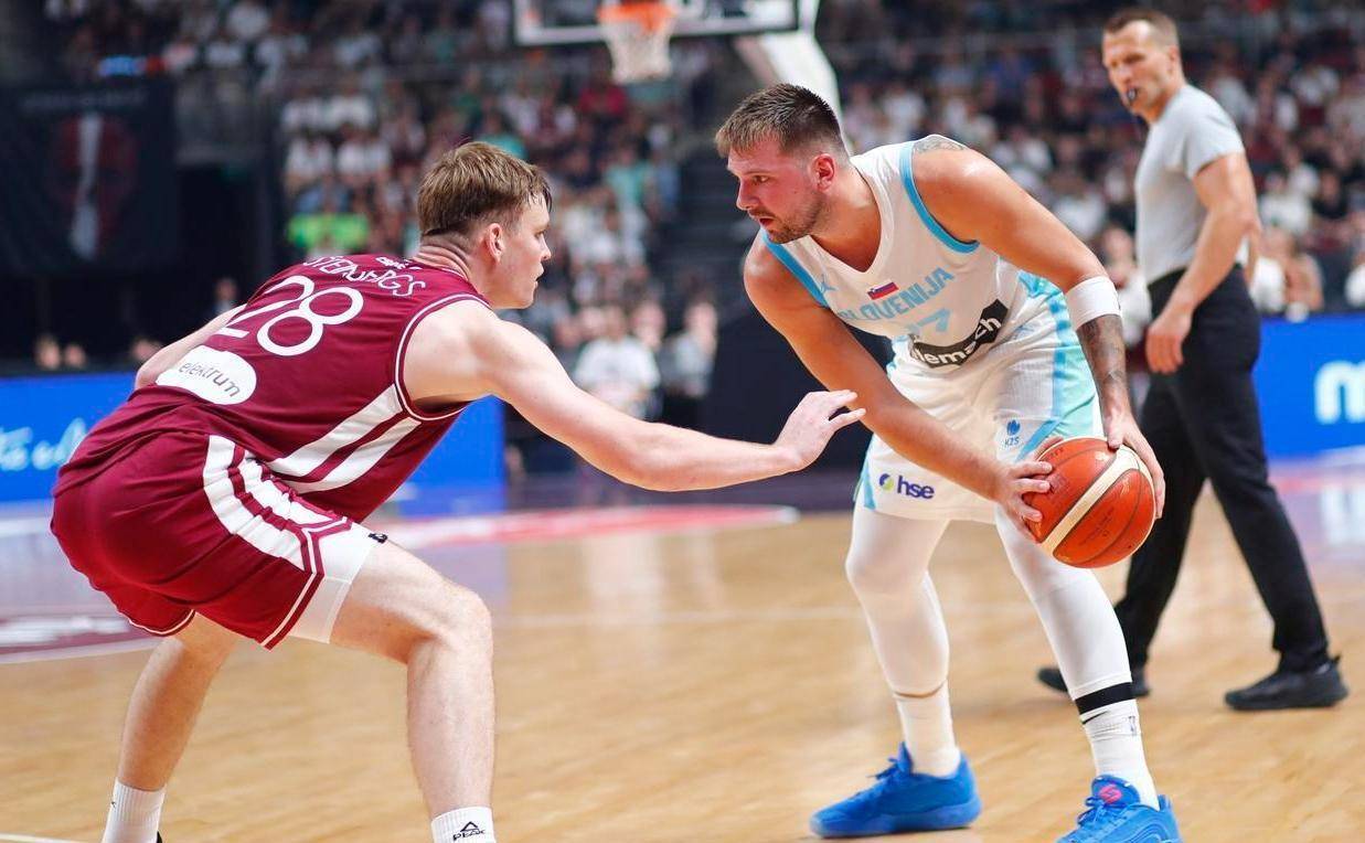 PG电子试玩官网-篮球赛场风云变幻，劲敌相继被逆转